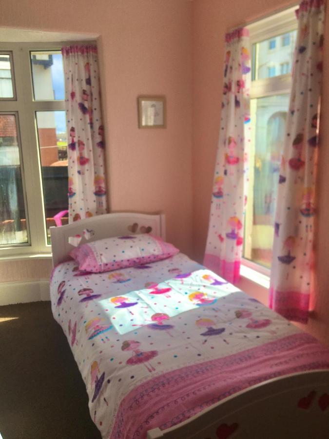Pink House ,Opposite Beach ,Sleeps 6 , 2 Bedroom Ground Floor Self Contained Garden Flat , Private Entrance , Kitchen , Guaranteed Parking ,Wifi , Movies ,Bathroom ,Fridge , Microwave ,Bedroom 1, Double Bed & 2 Single Beds ,Bedroom 2 , Double Bed เพนตัน ภายนอก รูปภาพ