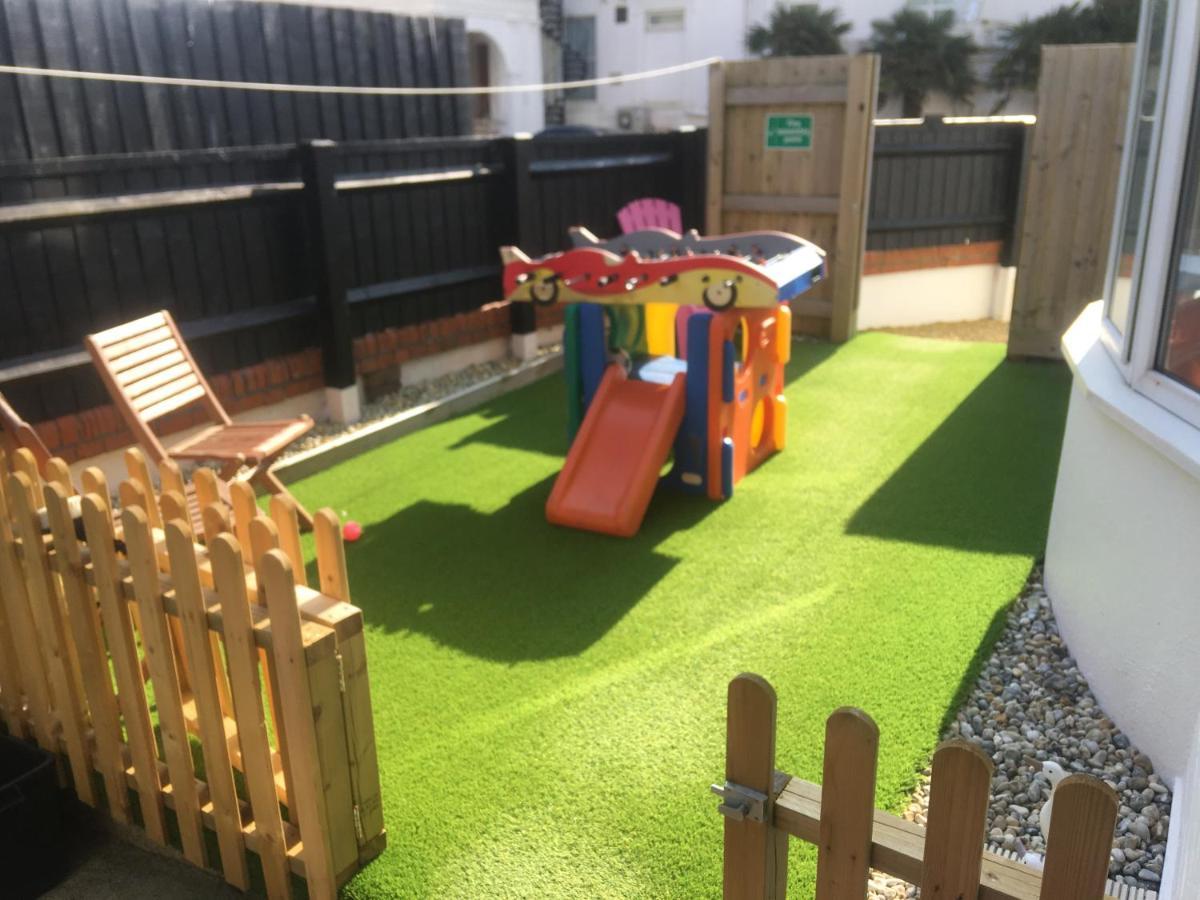 Pink House ,Opposite Beach ,Sleeps 6 , 2 Bedroom Ground Floor Self Contained Garden Flat , Private Entrance , Kitchen , Guaranteed Parking ,Wifi , Movies ,Bathroom ,Fridge , Microwave ,Bedroom 1, Double Bed & 2 Single Beds ,Bedroom 2 , Double Bed เพนตัน ภายนอก รูปภาพ