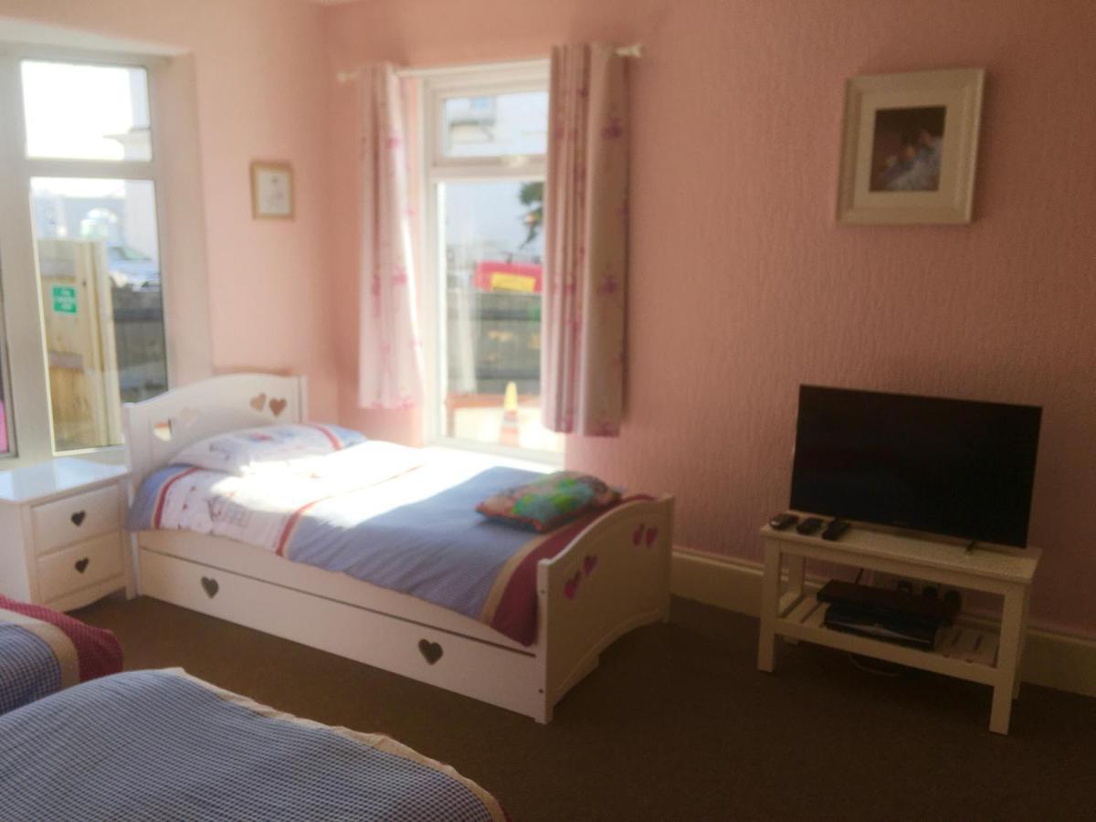 Pink House ,Opposite Beach ,Sleeps 6 , 2 Bedroom Ground Floor Self Contained Garden Flat , Private Entrance , Kitchen , Guaranteed Parking ,Wifi , Movies ,Bathroom ,Fridge , Microwave ,Bedroom 1, Double Bed & 2 Single Beds ,Bedroom 2 , Double Bed เพนตัน ภายนอก รูปภาพ