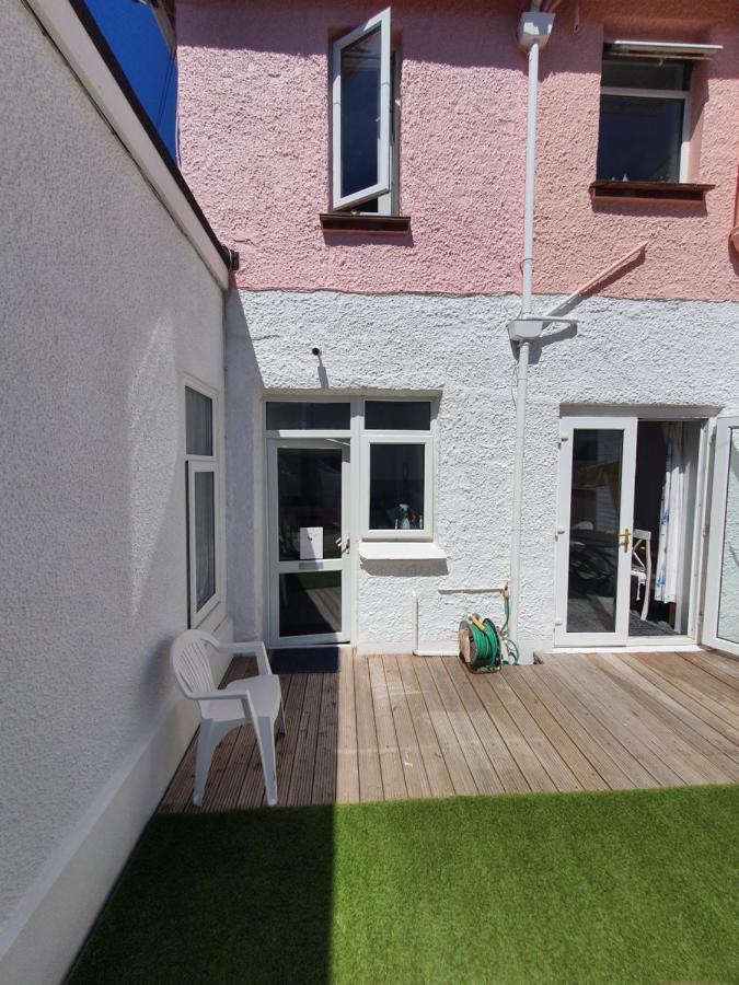 Pink House ,Opposite Beach ,Sleeps 6 , 2 Bedroom Ground Floor Self Contained Garden Flat , Private Entrance , Kitchen , Guaranteed Parking ,Wifi , Movies ,Bathroom ,Fridge , Microwave ,Bedroom 1, Double Bed & 2 Single Beds ,Bedroom 2 , Double Bed เพนตัน ภายนอก รูปภาพ