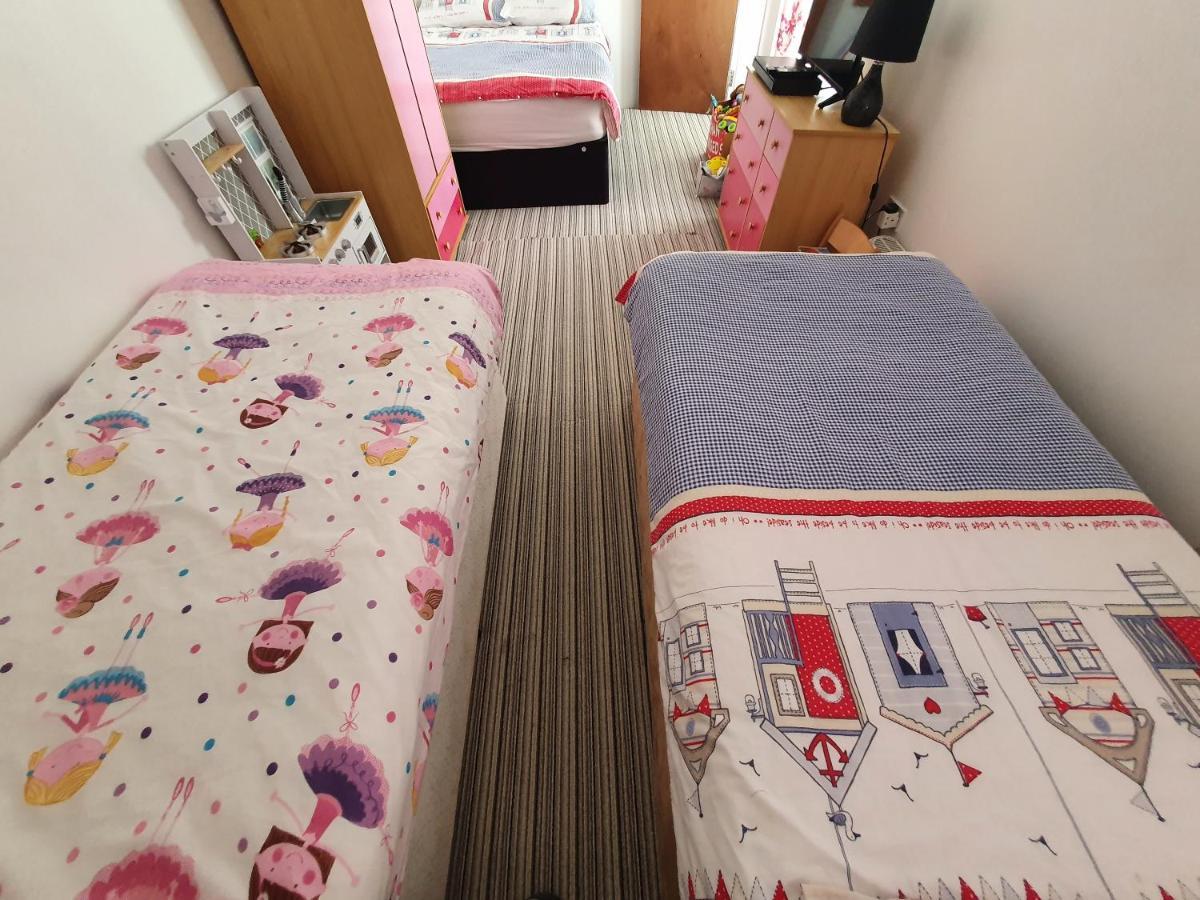 Pink House ,Opposite Beach ,Sleeps 6 , 2 Bedroom Ground Floor Self Contained Garden Flat , Private Entrance , Kitchen , Guaranteed Parking ,Wifi , Movies ,Bathroom ,Fridge , Microwave ,Bedroom 1, Double Bed & 2 Single Beds ,Bedroom 2 , Double Bed เพนตัน ภายนอก รูปภาพ