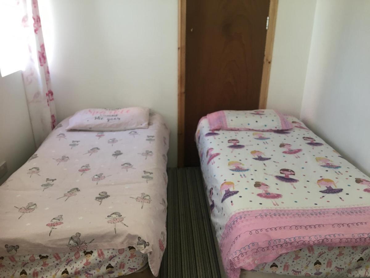 Pink House ,Opposite Beach ,Sleeps 6 , 2 Bedroom Ground Floor Self Contained Garden Flat , Private Entrance , Kitchen , Guaranteed Parking ,Wifi , Movies ,Bathroom ,Fridge , Microwave ,Bedroom 1, Double Bed & 2 Single Beds ,Bedroom 2 , Double Bed เพนตัน ภายนอก รูปภาพ