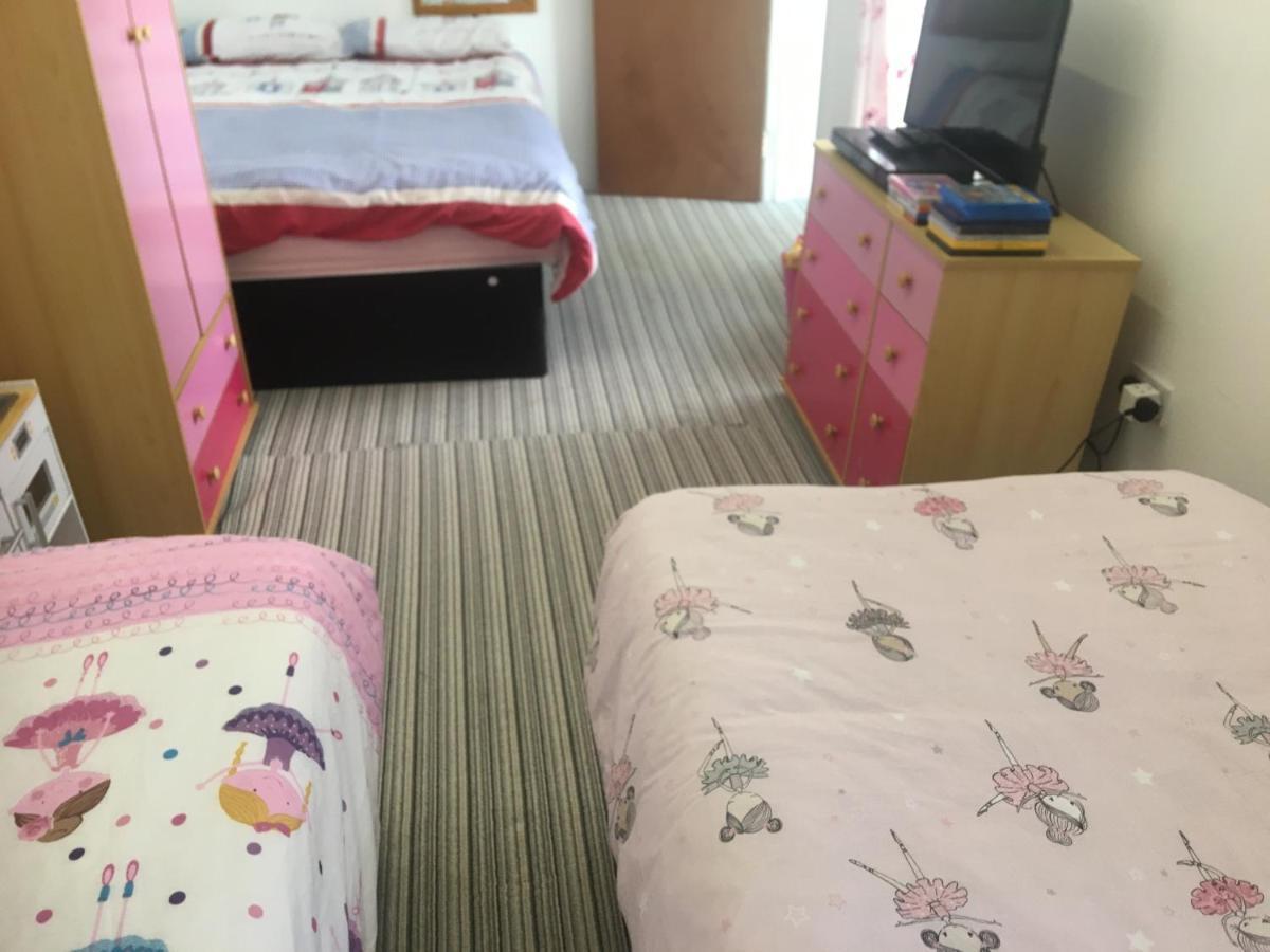 Pink House ,Opposite Beach ,Sleeps 6 , 2 Bedroom Ground Floor Self Contained Garden Flat , Private Entrance , Kitchen , Guaranteed Parking ,Wifi , Movies ,Bathroom ,Fridge , Microwave ,Bedroom 1, Double Bed & 2 Single Beds ,Bedroom 2 , Double Bed เพนตัน ภายนอก รูปภาพ